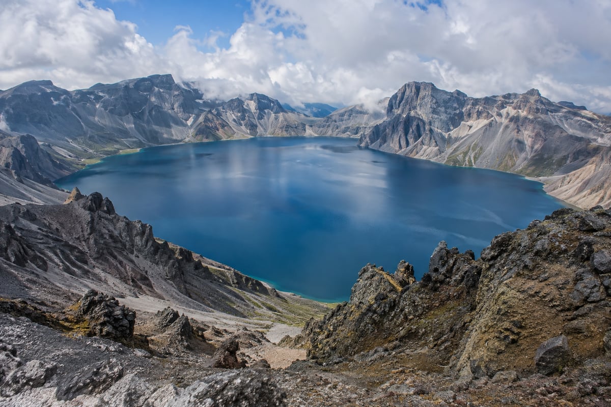 目的地长白山：群山环绕的火山湖（主题配图）